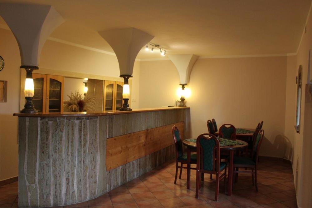 Hotel Zlaty Lev Svitavy Esterno foto